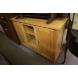 MODERN LIGHT OAK VENEERED TWO DOOR SIDEBOARD WITH CENTRAL WELL, FITTED WITH SHELVES, 4' (122cm) wide