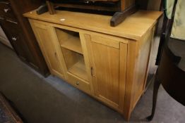 MODERN LIGHT OAK VENEERED TWO DOOR SIDEBOARD WITH CENTRAL WELL, FITTED WITH SHELVES, 4' (122cm) wide