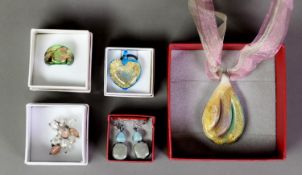 FIVE BOXED ANTICA MURRINA VENETIAN GLASS JEWELLERY ITEMS, viz a glass ring, a pendant on cord