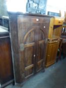GEORGE III EARLY 19TH CENTURY LARGE OAK HANGING CORNER CUPBOARD, WITH TWO ARCH TOP DOORS