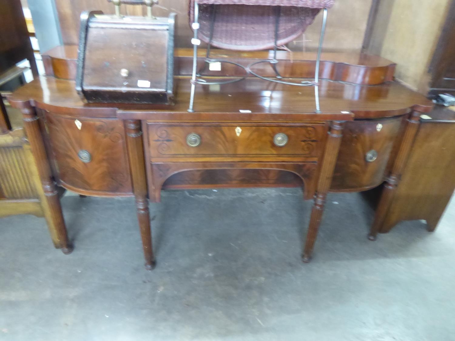 A LARGE REGENCY/GEORGE III MAHOGANY SIDEBOARD, HAVING LOW RAISED BACK (LACKS BRASS RAIL)