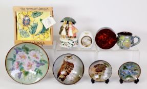 CERAMICS, MIXED LOT, to include: FIVE PIECES OF MODERN CHELSEA POTTERY, four dishes and a cup, SEVEN