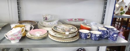 QUANTITY OF CHINA AND CERAMICS TO INCLUDE; A SELECTION OF WALL/RACK PLATES, TEA CUPS AND SAUCERS
