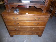 AN OAK CHEST OF DRAWERS, HAVING FOUR GRADUATED DRAWERS