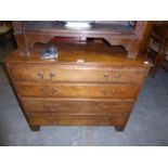 AN OAK CHEST OF DRAWERS, HAVING FOUR GRADUATED DRAWERS