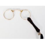 EARLY TWENTIETH CENTURY GOLD PLATED FOLDING LORGNETTE with tortoiseshell handle with lens release