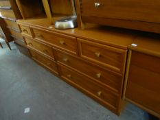 MODERN OAK CHEST OF SEVEN DRAWERS WITH KNOB HANDLES ON PLINTH BASE