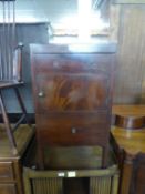 A GEORGE III MAHOGANY WASHSTAND, CONVERTED TO A DRINKS CABINET