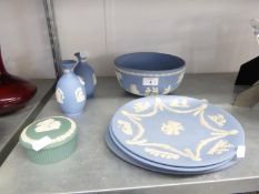 COLLECTION OF WEDGWOOD BLUE JASPERWARE TO INCLUDE; BOWL, PAIR OF VASES, TRINKET BOX (GREEN) AND