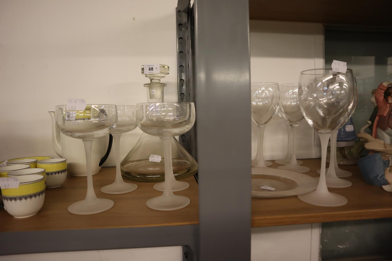 A 14 PIECE SUITE OF CLEAR AND FROSTED GLASSWARES. TOGETHER WITH A SHIPS DECANTER (15)