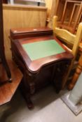 A REPRODUCTION MAHOGANY DAVENPORT DESK, HAVING 4 DRAWERS TO EACH SIDE AND LIFT-UP DESK TOP TO REVEAL