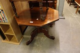 A MAHOGANY LOW OCTAGONAL CENTRE OR COFFEE TABLE, ON COLUMN AND TRIPOD SUPPORTS