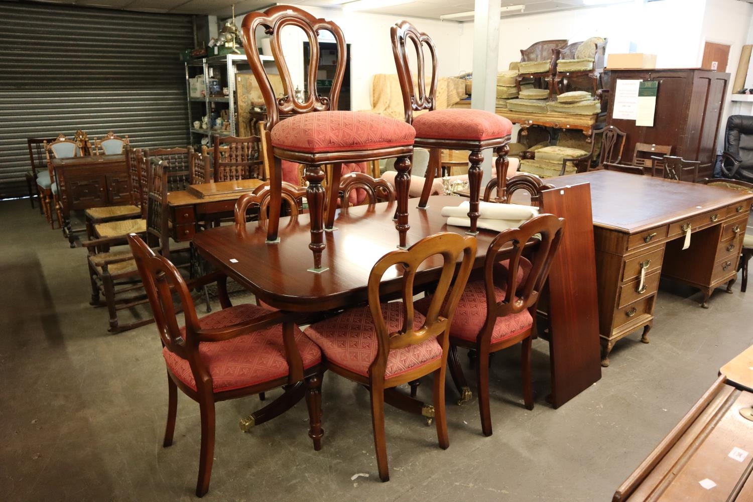 A MAHOGANY REPRODUCTION TWIN PEDESTAL DINING TABLE WITH ADDITIONAL LEAF AND A SET OF EIGHT GOOD