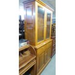 A GOOD QUALITY LIGHT MAHOGANY DISPLAY CABINET, THE UPPER SECTION HAVING TWO GLAZED DOORS, PANEL BACK