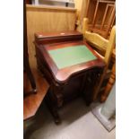 A REPRODUCTION MAHOGANY DAVENPORT DESK, HAVING 4 DRAWERS TO EACH SIDE AND LIFT-UP DESK TOP TO REVEAL