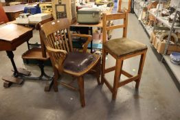 A VINTAGE OAK OFFICE OPEN ARMCHAIR, WITH SLATTED BACK AND A CLERKS HIGH STOOL (2)