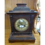 A LATE VICTORIAN MAHOGANY CASED BRACKET CLOCK, HAVING WHITE AND GOLD COLOURED DIAL WITH ROMAN