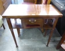 A MAHOGANY SMALL KNEEHOLE WRITING DESK WITH ONE DRAWER