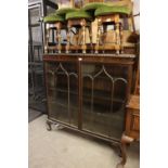 A GEORGE V MAHOGANY TWO DOOR DISPLAY CABINET, HAVING TWO GLAZED DOORS