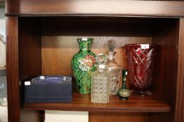 QUANTITY OF GLASSWARES TO INCLUDE; A BOXED 'STUART' CRYSTAL FRUIT BOWL, A LARGE AMBER GLASS VASE,