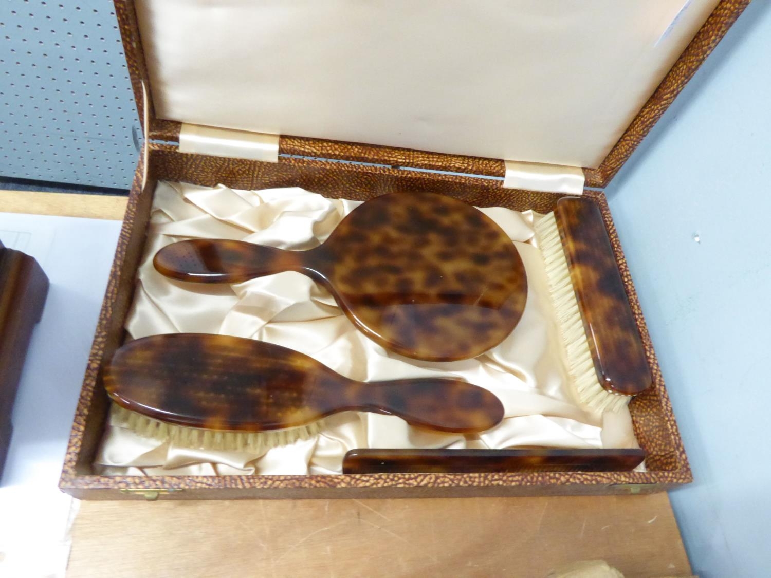 LADY'S SIMULATED TORTOISESHELL DRESSING TABLE BRUSH SET OF 4 PIECES, IN FITTED CASE VIZ HAND MIRROR,