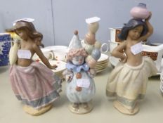 THREE LLADRO FIGURES, VIZ 2 LADY WATER CARRIERS, AND A CLOWN WITH BALLOONS (3)