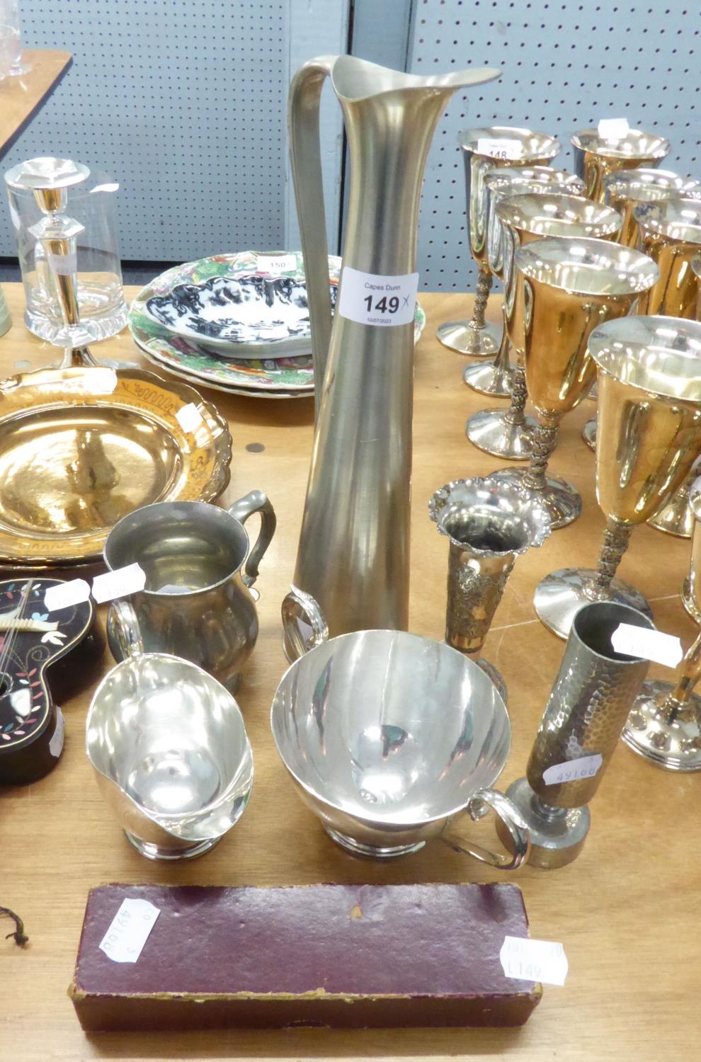 A SELECTION OF PEWTER AND PLATED ITEMS TO INCLUDE; CREAM JUG, TANKARD, VASES AND 4 SPOONS