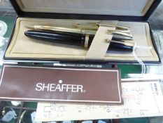 PARKER DUOFOLD FOUNTAIN PEN WITH 14k GOLD NIB, INTERNAL SQUEEZE BAR FILLING, BLACK PLASTIC CASE