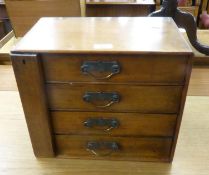 A MAHOGANY TABLE TOP CHEST OF FOUR DRAWERS WITH BRASS DROP HANDLES AND SIDE LOCKING PANEL