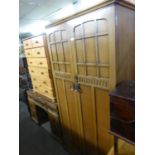 AN OLD CHARM STYLE OAK DOUBLE PEDESTAL DRESSING TABLE, WITH MIRROR AND A MATCHING TWO DOOR SEMI-