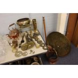 A COPPER BED WARMING PAN, TWO COPPER KETTLES, A BRASS FOOTMAN, A PRESERVES PAN AND OTHER ITEMS OF