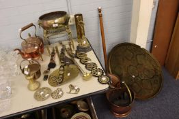 A COPPER BED WARMING PAN, TWO COPPER KETTLES, A BRASS FOOTMAN, A PRESERVES PAN AND OTHER ITEMS OF