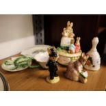 A BESWICK BEATRIX POTTER CHARACTER FIGURE 'HUNCA MUNCA SWEEPING', A ROYAL DOULTON BEATRIX POTTER