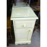 A PAIR OF WHITE FINISH MODERN BEDSIDE CUPBOARDS, EACH WITH A DRAWER ABOVE