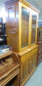 A GOOD QUALITY LIGHT MAHOGANY DISPLAY CABINET, THE UPPER SECTION HAVING TWO GLAZED DOORS, PANEL BACK