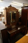 AN EDWARDIAN MAHOGANY INLAID KNEEHOLE DRESSING TABLE, WITH LARGE SWING MIRROR