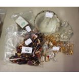 APPROX 13 MINIATURE CRYSTAL AND GILT METAL TRINKETS (SOME SWAROVSKI), A SMALL QUANTITY OF COSTUME
