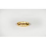 18ct GOLD RING with a lozenge shaped setting of five small diamonds graduating from the centre,