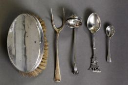 FOUR PIECES OF EDWARD VII AND LATER SILVER CUTLERY, comprising: SIFTER SPOON, CAKE SERVING FORK,