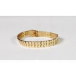 9ct GOLD BRACELET, with fancy shaped and engraved links, 7in (17.7cm) long, 10.7gms