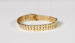 9ct GOLD BRACELET, with fancy shaped and engraved links, 7in (17.7cm) long, 10.7gms