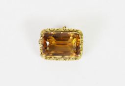 VICTORIAN GOLD COLOURED METAL OBLONG BROOCH/PENDANT, claw set with a large emerald cut citrine,