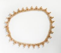 18ct GOLD CHOKER NECKLACE, with V shaped chainmail pattern fringe, with beaded ends, 14in (35.5cm)