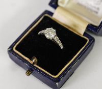PLATINUM RING WITH A ROUND BRILLIAN CUT SOLITAIRE DIAMOND, approximately 1ct, in an eight claw