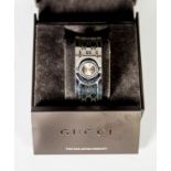 LADY'S STAINLESS STEEL GUCCI TWIRL QUARTZ BRACELET WATCH, 16mm diameter hinged rotating case, with a