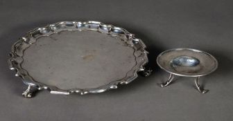 EDWARD VII SILVER SMALL DISH BY CHARLES EDWARDS, of plain form with paw feet to the three scrolled