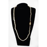 SINGLE STRAND NECKLACE OF GRADUATED CULTURED PEARLS, the 9ct gold lozenge shaped clasp set with