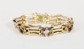 15ct GOLD GATE PATTERN, TRIPLE BAR, BRACELET, the top having three crescent shaped spacers, each set