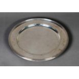SILVER DINNER PLATE BY RICHARD COMYNS, with slightly dished centre and reeded border, 10” (25.4cm)