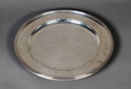 SILVER DINNER PLATE BY RICHARD COMYNS, with slightly dished centre and reeded border, 10” (25.4cm)